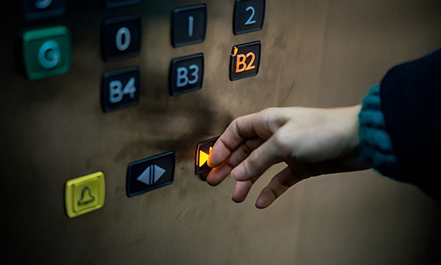 Tuân thủ tải trọng và giữ khoảng cách với cửa thang